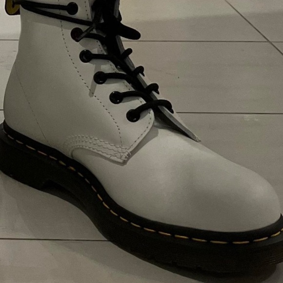 Dr. Martens Luana White US 7, UK 5 Punk, Emo, Rock, ,Glam, Goth Tie Up Boots - Picture 10 of 13